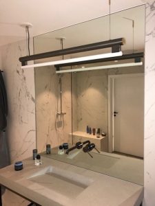 Badrum med handfat och duschvägg i glas