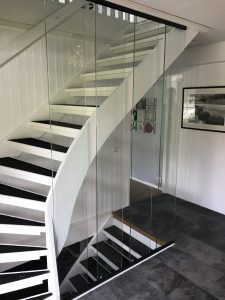 Glasvägg vid trappa